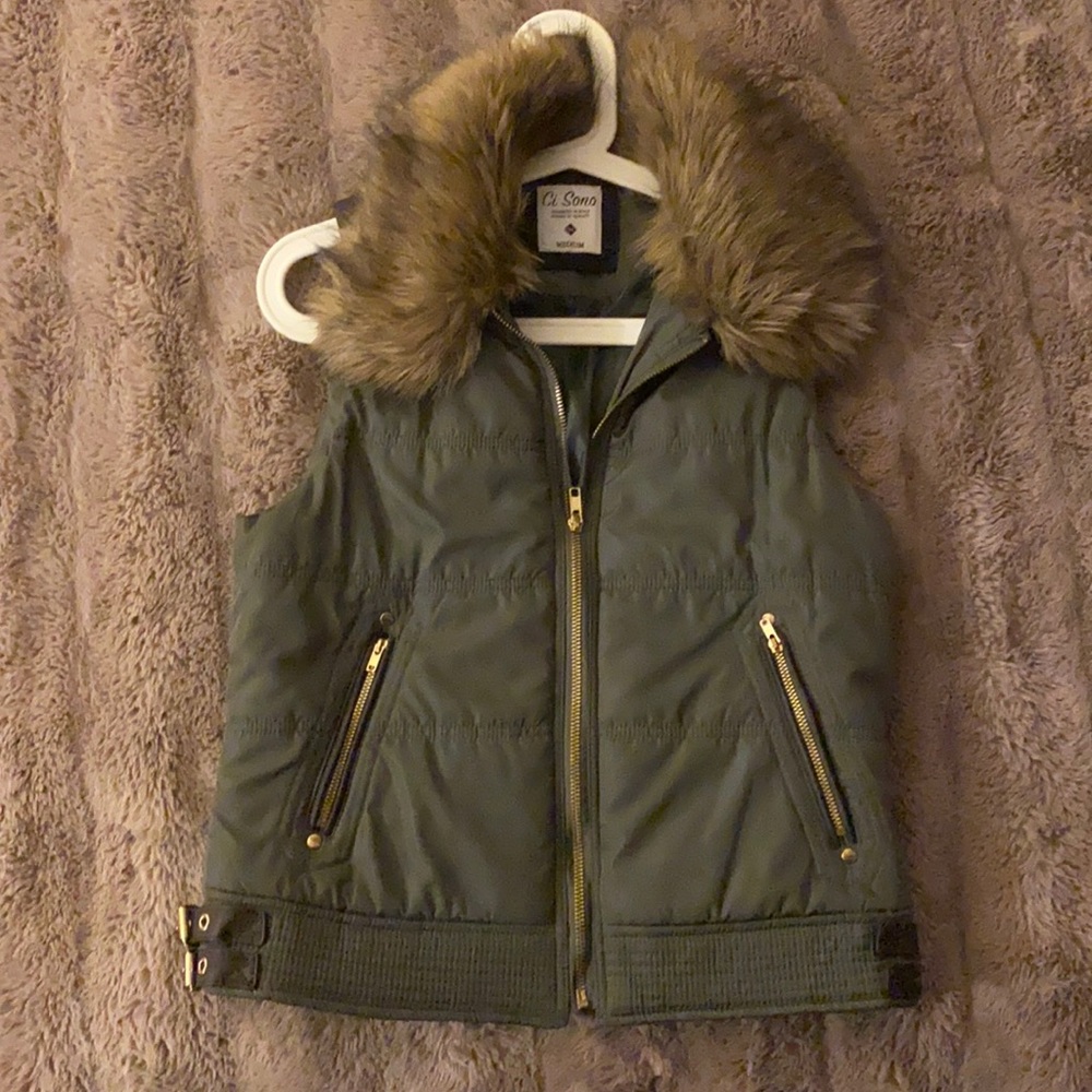 Ci Sono Army green vest w/ fake fur collar, Medium
